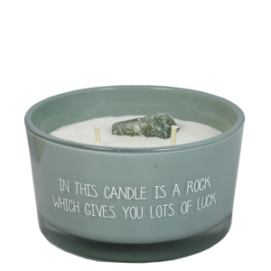 Bio Duftkerze aus Sojawachs und ein grüner Aventurin Kristall in einem grauen Glas mit weißer Beschriftung in this candle is a rock which gives you lots of luck. 