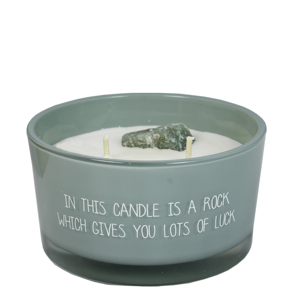 Bio Duftkerze aus Sojawachs und ein grüner Aventurin Kristall in einem grauen Glas mit weißer Beschriftung in this candle is a rock which gives you lots of luck. 