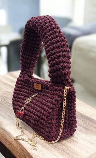 Crochet Tasche Burgundy Elegance mit abnehmbarer goldfarbenen Kette