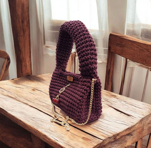 Crochet Tasche Burgundy Elegance mit goldfarbenen Kette