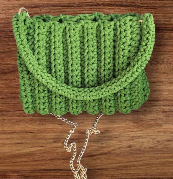 Handgemachte_Haekeltasche_Moosgruen_mit_Kette