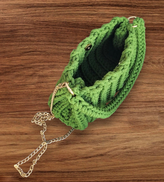 Handgemachte_Haekeltasche_Moosgruen_mit_goldene_Kette