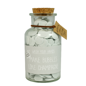 Handseife. Eine durchsichtige Flasche mit Korkdeckel. Auf der Flasche ist eine Beschriftung make bubbles like champagne.