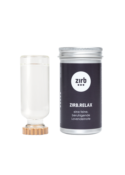 Eine Flasche Zirbenöl zirb.Relax mit braunem Deckel in einer metalischen Dose, eine lila Etikette mit der Beschriftung zirb.RELAX