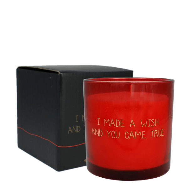 Bio Duftkerze Sojawachs mit Vanille Duft in einem feuerfesten roten Glas und die Beschriftung "I made a wish and you came true" und eine schwarze Verpackung.