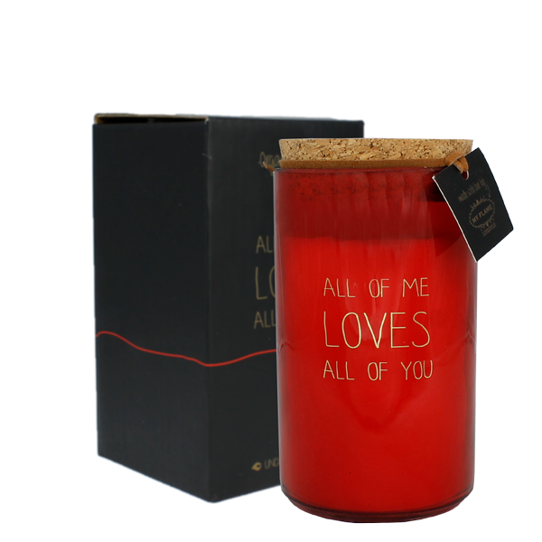 Bio Duftkerze Sojawachs mit Vanille in einem feuerfesten roten Glas mit Korkdeckel und die Beschriftung "All of me loves all of you" und eine schwarze Verpackung.