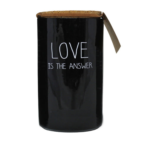 Bio Duftkerze Sojawachs mit warmem Kaschmir Duft in einem feuerfesten schwarzen Glas mit Korkdeckel und die Beschriftung "Love is the answer"