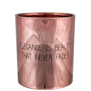 Ein metallisches rosa Glas für Bio duftkerze aus Sojawachs mit der Beschriftung Elegance is beauty that never fades.