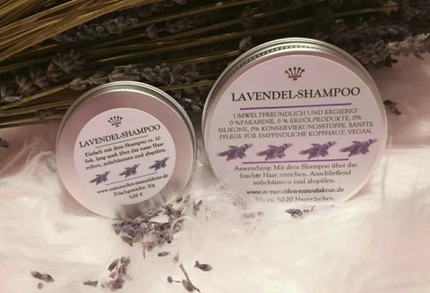Zwei Alu Dosen 55gr und 30gr vom Lavendel festen Shampoo. Deko vom Lavendelstrauß und weißen Fell.