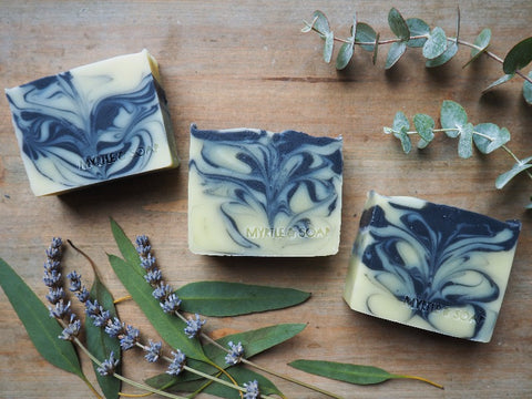 Naturseife mit Teebaum-, Eukalyptus- und Lavendel Öl
