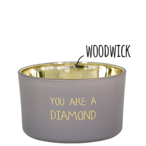 Bio Duftkerze Sojawachs mit Amber Duft im lila Glas. Die Außenseite des Glases ist matt mit goldener Beschriftung " You are a Diamond"und die Innenseite besteht aus metallischem Gold. Mit Holzdocht.