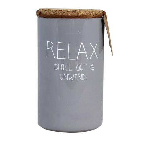Bio Duftkerze Sojawachs mit Amber Duft in einem feuerfesten hellblauen Glas mit Korkdeckel und die Beschriftung "Relax, chill out & unwind"