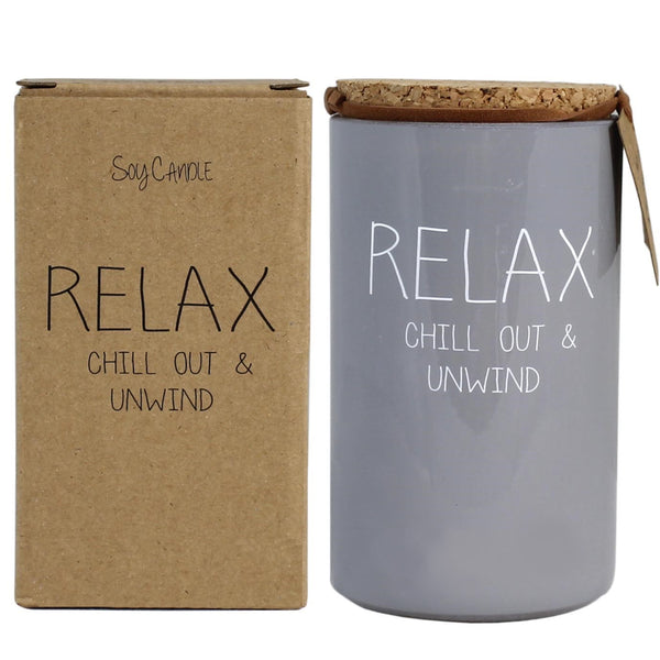 Bio Duftkerze Sojawachs mit Amber Duft in einem feuerfesten hellblauen Glas mit Korkdeckel und die Beschriftung "Relax, chill out & unwind" und ihre Verpackung aus Kraftpapier.