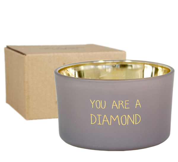 Bio Duftkerze Sojawachs mit Amber Duft und Holzdocht im lila Glas und die Verpackung. Die Außenseite des Glases ist matt mit goldener Beschriftung " You are a Diamond"und die Innenseite besteht aus metallischem Gold.