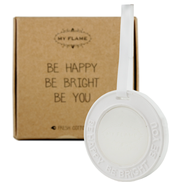 Weisser Duftanhänger mit Verpackung mit dem Text 'Be happy, be bright, be you'. Der Duft ist frische Baumwolle.