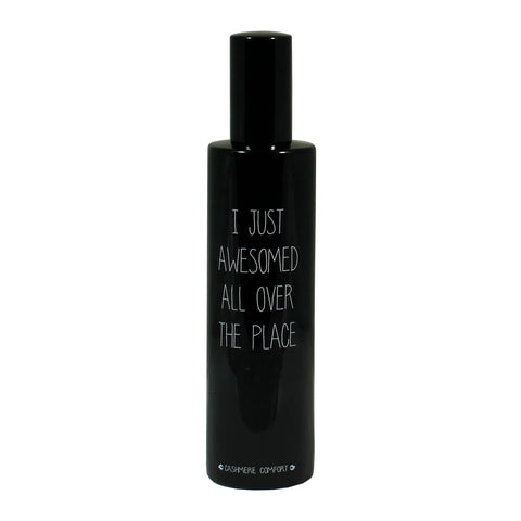 Raumspray Kaschmir. Raumduft in einer schwarzen Flasche mit der Beschriftung 'I just awesomed all over the place". Der Duft ist Cashmere Comfort.