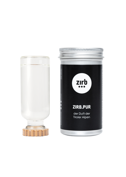 Eine Zirbenöl Flasche mit braunem Deckel und eine metalischen Dose, eine schwarze Etikette mit der Beschriftung ZIRB.PUR. 
