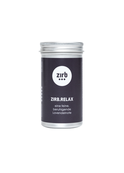 Eine metalische Dose von Zirbenöl mit einer lila Etikette und die Beschriftung ZIRB.RELAX.